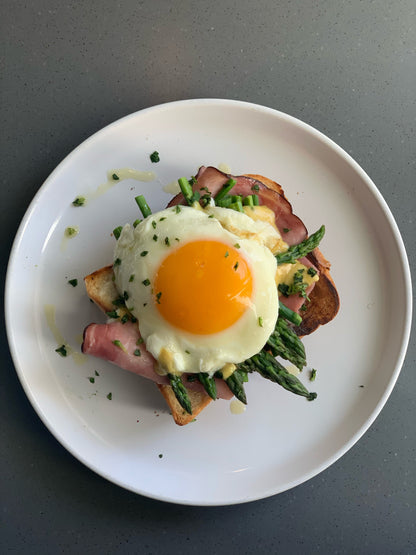 Fried egg served on toast with green beans and ham